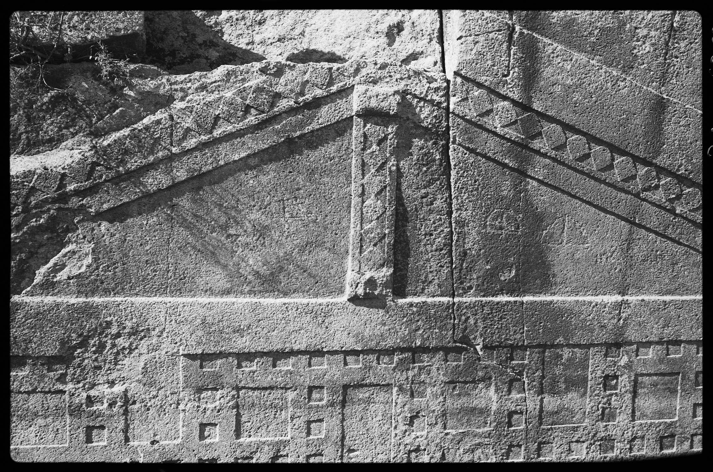 Détail du monument en cours de fouille